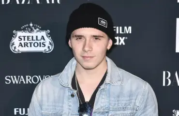 Oho! Brooklyn Beckham pyörittää naisrulettia, pussaili rohkeasti poseeranneen Playboy-seksipommin kanssa - kuvat!
