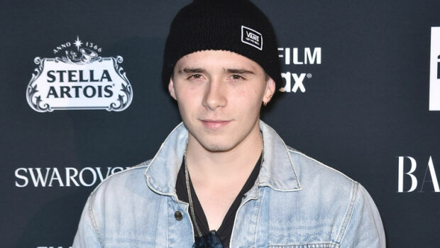 Oho! Brooklyn Beckham pyörittää naisrulettia, pussaili rohkeasti poseeranneen Playboy-seksipommin kanssa - kuvat! Brooklyn Beckham suuteli Playboy-mallia.