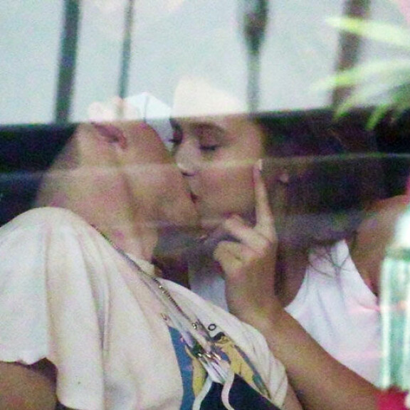 Brooklyn Beckham ja Lexi Wood suutelivat. Brooklyn Beckham ja Lexi Wood suutelivat.