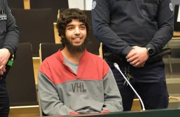 Tässä on Turun terroriteosta syytetty: Abderrahman Bouanane ei peitellyt kasvojaan oikeudessa ja hymyili kuvaajille – kuvat!