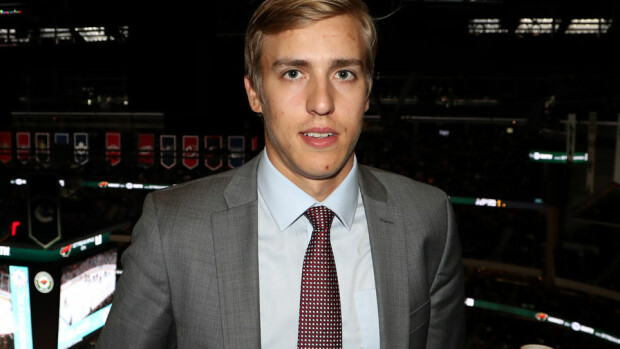”Teuvo kiitos, kun nu**it minua!” Naispuolisen lätkäfanin kyltti suomalaiselle NHL-tähdelle häkellyttää - pysäyttävä viesti katsomosta Teuvo Teräväiselle! Teuvo Teräväinen