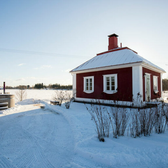 Perinnesaunan pihalle tulee kesäksi paljun seuraksi poreamme. Perinnesaunan pihalle tulee kesäksi paljun seuraksi poreamme.