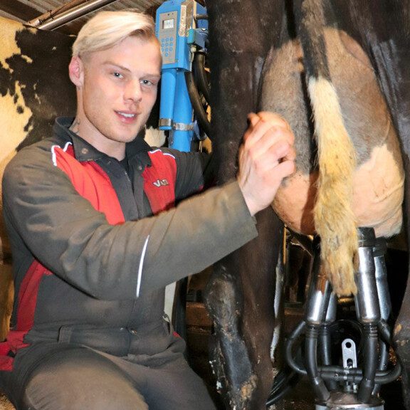 Lypsäminen sujuu Akilta kuin vanhalta tekijältä, ja hän rakastaa navettatöitä. Lypsäminen sujuu Akilta kuin vanhalta tekijältä, ja hän rakastaa navettatöitä.