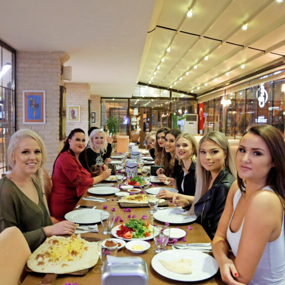 Turkissa mukana olivat (vasemmalta oikealle)Aleksandra Kantola, Niina Kuhta, Sunneva Kantola, Adriana Gerxhalija, Michaela Söderholm, Pihla Koivuniemi, Essi Unkuri ja Beata Papp. Turkissa mukana olivat (vasemmalta oikealle)Aleksandra Kantola, Niina Kuhta, Sunneva Kantola, Adriana Gerxhalija, Michaela Söderholm, Pihla Koivuniemi, Essi Unkuri ja Beata Papp.