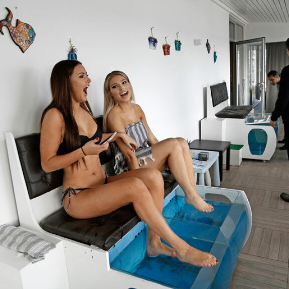 Essi ja Beata kävivät ottamassa hoitoja Terhi Alanyan omistamassa kauneushoitolassa. – Kalat syövät kuollutta ihoamme, Beata huudahtaa. Essi ja Beata kävivät ottamassa hoitoja Terhi Alanyan omistamassa kauneushoitolassa. – Kalat syövät kuollutta ihoamme, Beata huudahtaa.