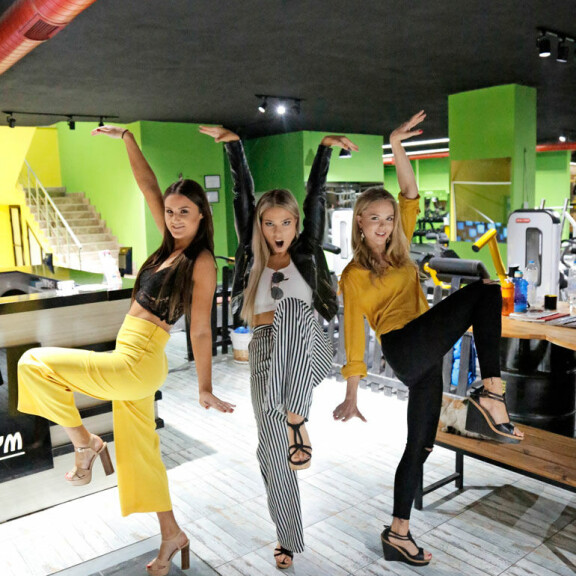 – Olimme pakanneet mukaan myös urheiluvaatteet, mutta emme juurikaan ehtineet reissun aikana vaihtaa niitä päälle, Essi kertoo juhlatuulella. – Olimme pakanneet mukaan myös urheiluvaatteet, mutta emme juurikaan ehtineet reissun aikana vaihtaa niitä päälle, Essi kertoo juhlatuulella.