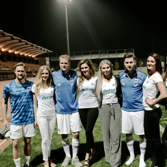 Missikaunottaret tapasivat reissun aikana Huuhkajien tähtipelaajia. – Joukkueessa on monta miestä, joiden kanssa olemme käyneet treffeillä, kaunottaret paljastivat. Missikaunottaret tapasivat reissun aikana Huuhkajien tähtipelaajia. – Joukkueessa on monta miestä, joiden kanssa olemme käyneet treffeillä, kaunottaret paljastivat.