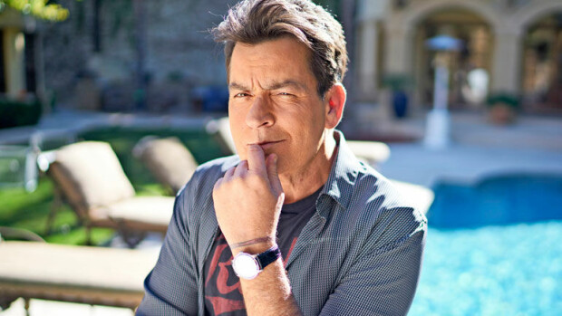 Pahasti velkaantunut Charlie Sheen joutuu myymään järjettömän ökykotinsa – kuvat häkellyttävästä miljoonakartanosta! Charlie Sheen myy talonsa.
