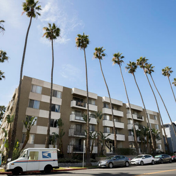 Pia asuu amerikkalaisen avomiehensä Keithin kanssa Santa Monican rantakaupungissa mukavassa pienkerrostalossa. Talossa on kuntosali asukkaiden käytössä. Pia asuu amerikkalaisen avomiehensä Keithin kanssa Santa Monican rantakaupungissa mukavassa pienkerrostalossa. Talossa on kuntosali asukkaiden käytössä.