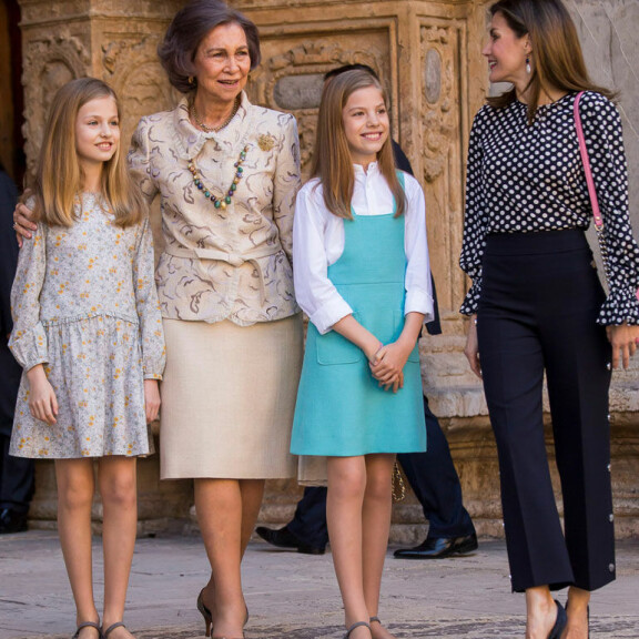 Kruununprinsessa Marie-Chantal raivostui kuningatar Letizian käytöksestä! Katso video ja arvioi, tylyttikö Letizia anoppinsa! Kuningatar Letizia, kuningatar Sofia, prinsessa Leonor ja Infanta Sofia