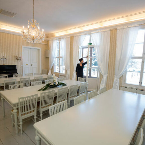 Valoisan pääsalin pariovet avautuvat terassille ja puutarhaan. Empiretyylisessä päärakennuksessa on kolme kerrosta ja liki tuhat neliötä. Valoisan pääsalin pariovet avautuvat terassille ja puutarhaan. Empiretyylisessä päärakennuksessa on kolme kerrosta ja liki tuhat neliötä.