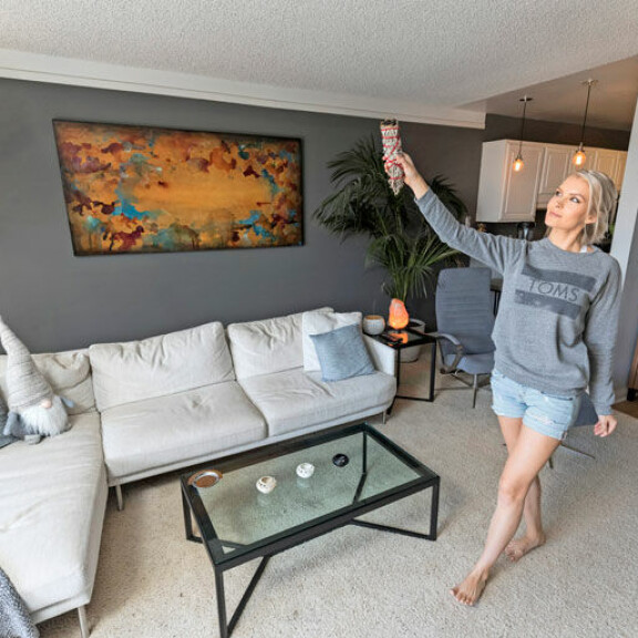 Ex-missi puhdistaa kotinsa säännöllisesti salviasta tehdyllä soihdulla. – Se karkottaa pahat henget ja antaa kodillemme onnea. Ex-missi puhdistaa kotinsa säännöllisesti salviasta tehdyllä soihdulla. – Se karkottaa pahat henget ja antaa kodillemme onnea.