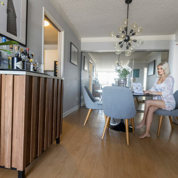 Ruokailutilan Tulppaani-pöytä on Eero Saarisen designklassikko. Yllättäen se ei ole Pian, vaan Keithin aikoinaan itselleen ostama. Ruokailutilan Tulppaani-pöytä on Eero Saarisen designklassikko. Yllättäen se ei ole Pian, vaan Keithin aikoinaan itselleen ostama.