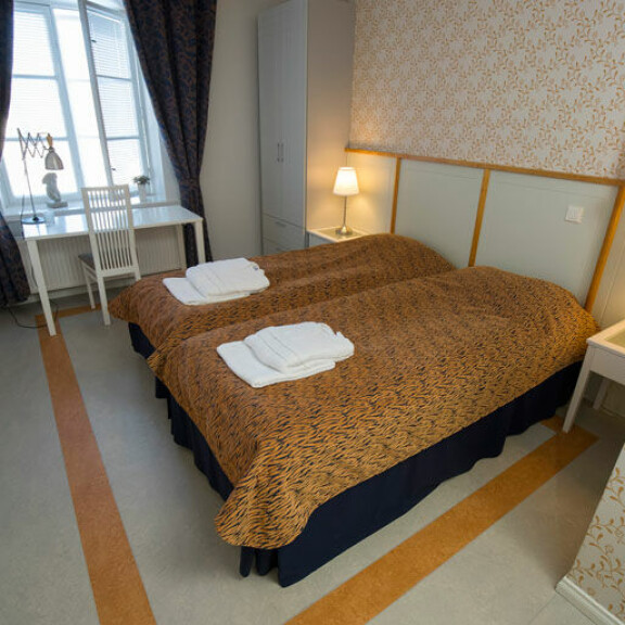Erillisessä hotellirakennuksessa on kaksitoista täysin remontoitua huonetta. Joka huoneessa on myös oma kylpyhuone. Telkkareita ei Villilässä tarvita. Erillisessä hotellirakennuksessa on kaksitoista täysin remontoitua huonetta. Joka huoneessa on myös oma kylpyhuone. Telkkareita ei Villilässä tarvita.