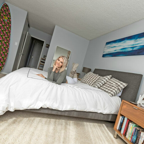 Kaksion makuuhuonessa on rauhallinen tunnelma ja pehmeä jenkkisänky. Kaksion makuuhuonessa on rauhallinen tunnelma ja pehmeä jenkkisänky.