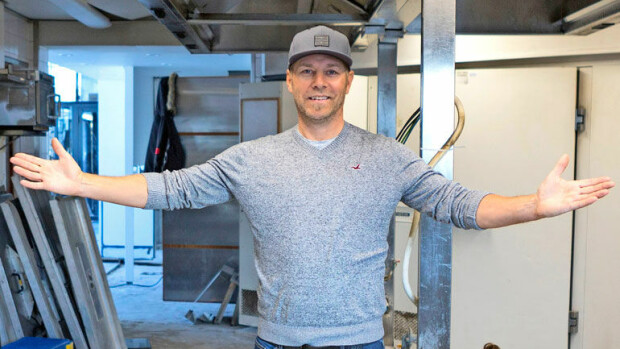 Julkkiskokki Harri Syrjänen palaa ravintola-alalle: tältä näyttää uusi Hampton Bay -rantaravintola – työvoimapula yllätti! Harri Syrjänen avaa uuden ravintolan.