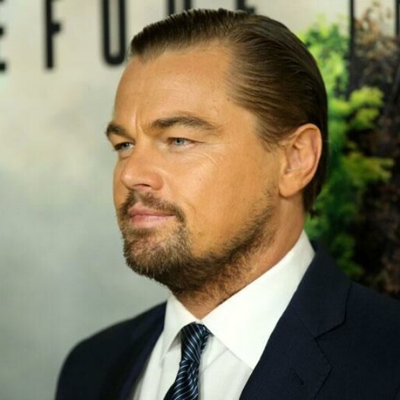 Leonardo DiCaprio pyörittää alusvaatemalleja. Leonardo DiCaprio pyörittää alusvaatemalleja.