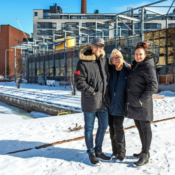 Muun muassa Rymy-Eetun ja Storyvillen ravintoloitsija Tarja Palomäki (kesk.) laajentaa yritystään merenrantaan yhdessä Harri Syrjäsen ja ravintolapäällikkö Maikku Piiparisen kanssa. Muun muassa Rymy-Eetun ja Storyvillen ravintoloitsija Tarja Palomäki (kesk.) laajentaa yritystään merenrantaan yhdessä Harri Syrjäsen ja ravintolapäällikkö Maikku Piiparisen kanssa.