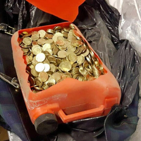 Poliisi julkaisi kuvan takavarikoiduista kolikoista, jotka oli kätketty kanisteriin. Poliisi julkaisi kuvan takavarikoiduista kolikoista, jotka oli kätketty kanisteriin.