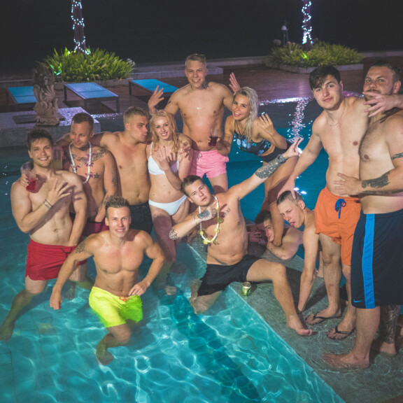Vaginahieroja Antti Kurhinen Temptation Islandille - penis maalattiin heti siniseksi: Onks toi se BB-homo?! Antti Kurhinen Temptation Island -saarella
