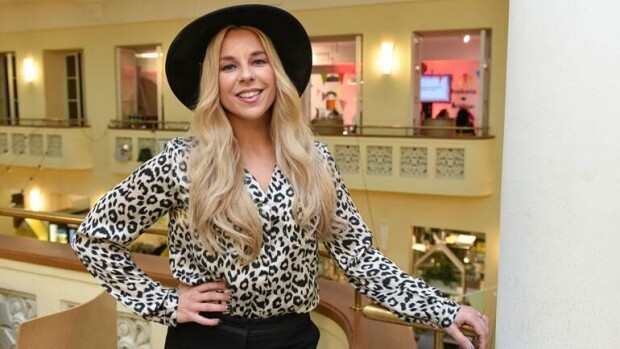 Vau, mikä akrobaatti: Krista Siegfrids esittelee huimia voimistelutaitojaan - näin kevyesti lähtee neljä takaperinvolttia! Krista siegfrieds