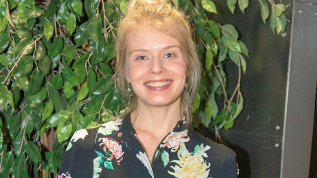 Putous-näyttelijä Alina Tomnikov kihloihin! Komea valokuvaajarakas teki unelmasta totta Dubain auringon alla - kuva! Alina Tomnikov