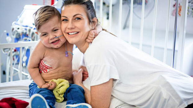 Äiti pelasti poikansa: Luovutti lapselleen munuaisen ja palan maksaa! Sarah-äitinsä ansiosta Joe pääsi vihdoin kotiin sairaalasta.