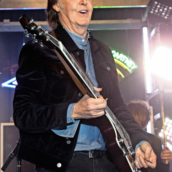 Hollywoodin salaliittoteoriat: Miley Cyrus menehtyi seksiorgioissa, Paul McCartney kuoli jo 1966! Paul McCartney