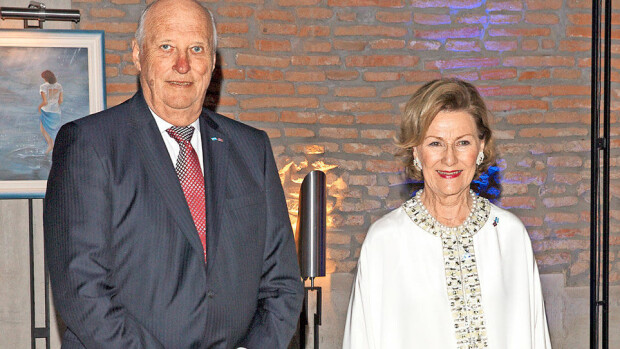 Norjan hallitsijapari Harald ja Sonja juhlii pian kultahäitään - 50 vuotta sitten tapahtunut kihlaus ei ollut itsestäänselvyys! Norjan kuningaspari Harald ja Sonja