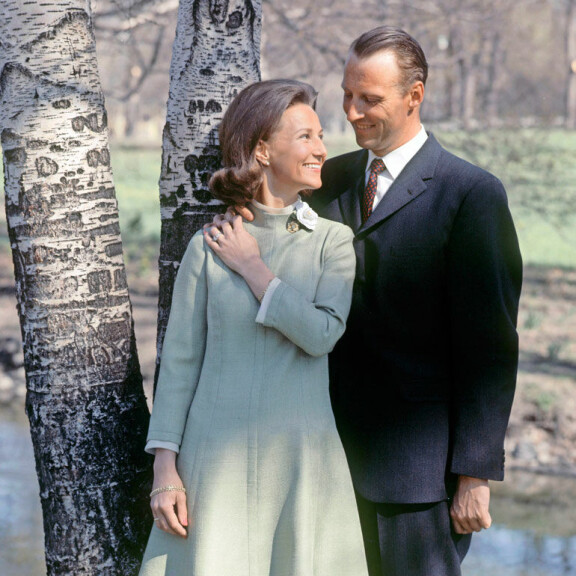 Norjan hallitsijapari Harald ja Sonja juhlii pian kultahäitään - 50 vuotta sitten tapahtunut kihlaus ei ollut itsestäänselvyys! Norjan kuningaspari Harald ja Sonja