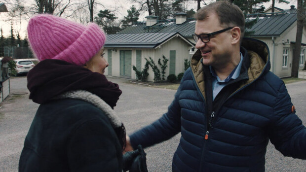 Juha Sipilä avautui lapsensa kuolemasta Maria Veitolalle – rakensi poikansa hauta-arkun itse: Se oli tapani tehdä surutyötä Yökylässä Maria Veitola