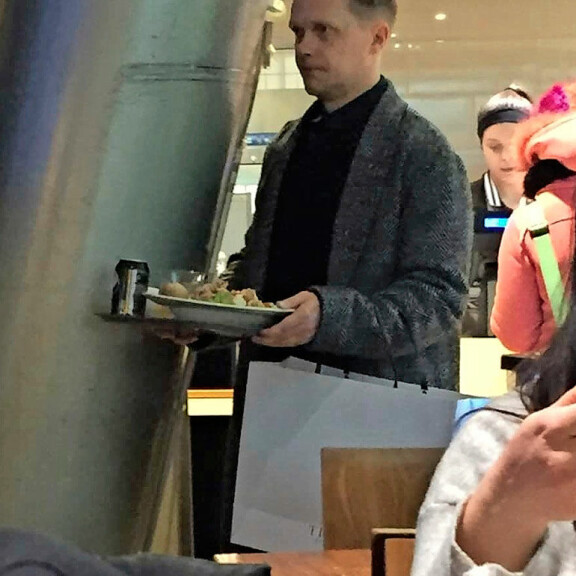 Tanssija Marko Keränen on tarkka linjoistaan – katso kuva! Marko Keränen kahvilassa.