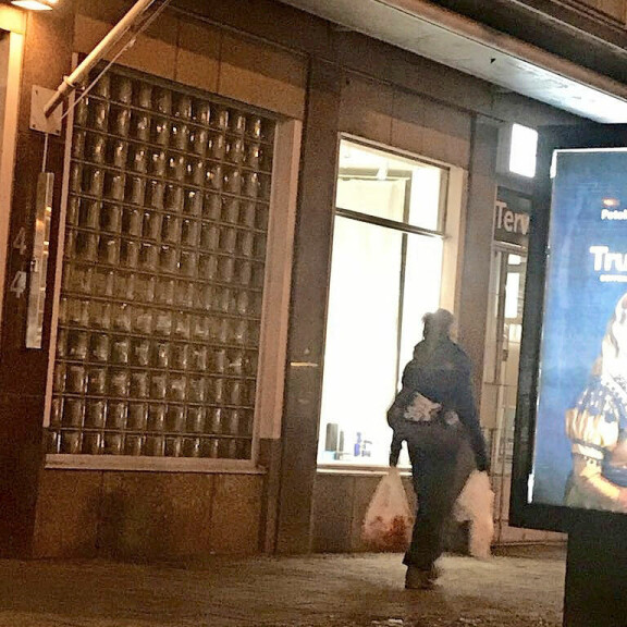 Tältä näyttää fitnesskaunotar Janni Hussin kaunistelematon arki – katso kuva! Janni Hussi kantoi kauppakassia.