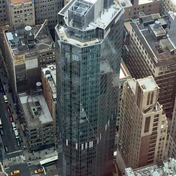Pilvenpiirtäjä pistää yläilmoissa silmään kaarevan muotonsa vuoksi. Muoto takaa asunnoista hulppeat panoraamanäkymät. Kuva on otettu Empire State Buildingin näköalatasanteelta. Pilvenpiirtäjä pistää yläilmoissa silmään kaarevan muotonsa vuoksi. Muoto takaa asunnoista hulppeat panoraamanäkymät. Kuva on otettu Empire State Buildingin näköalatasanteelta.