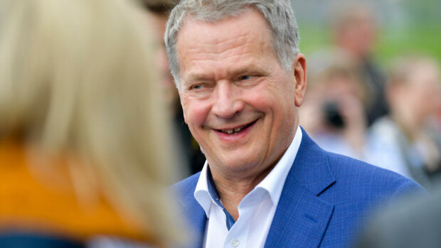 Presidentti Sauli Niinistö salalomalla Dubaissa – otti rennosti ökyhotellissa! Sauli Niinistö lomaili Dubaissa.
