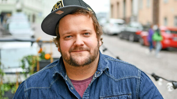 Tämän takia Kingi-ohjelman tähti Kalle Lamberg joutui lepyttelemään kihlattuaan kukilla! Kalle Lamberg joutuu lepyttelemään kihlattuaan.