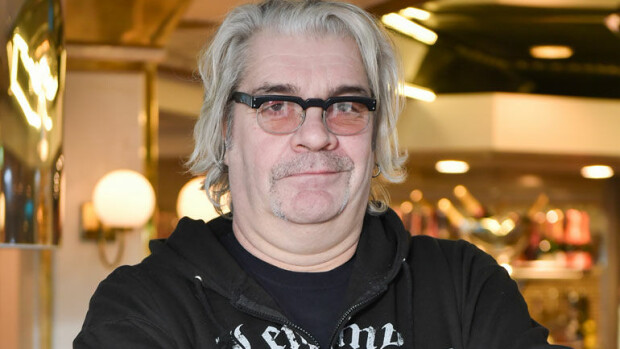 Melko ankea kevätlook, Jussi Lampi – katso kuva! Jussi Lampi kauppakassi kädessä.