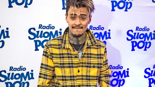 Kääk, Mikael Gabrielin kämppis ajoi Miklun autolla luksuskodin seinää päin – katso kuvat talosta! Mikael Gabrielin auto sai kolhuja.