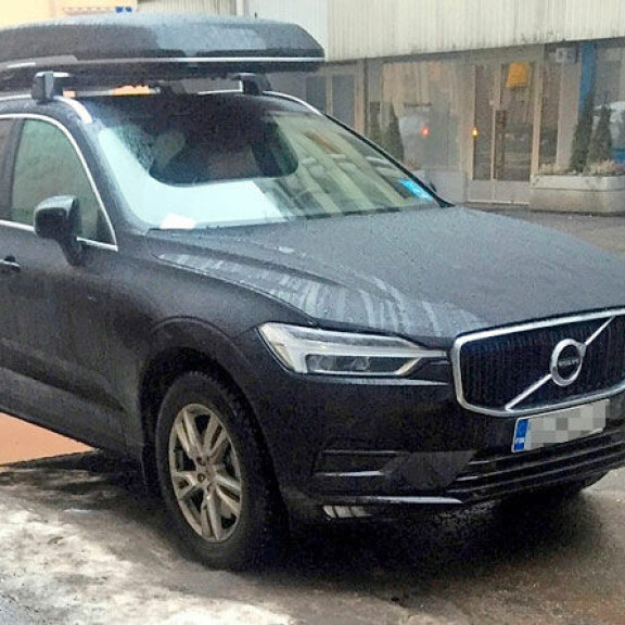 Aijai, Aku Hirviniemi sai parkkisakot Sonja-rakkaansa kotikulmilla – kuva! Aku Hirviniemen auto.