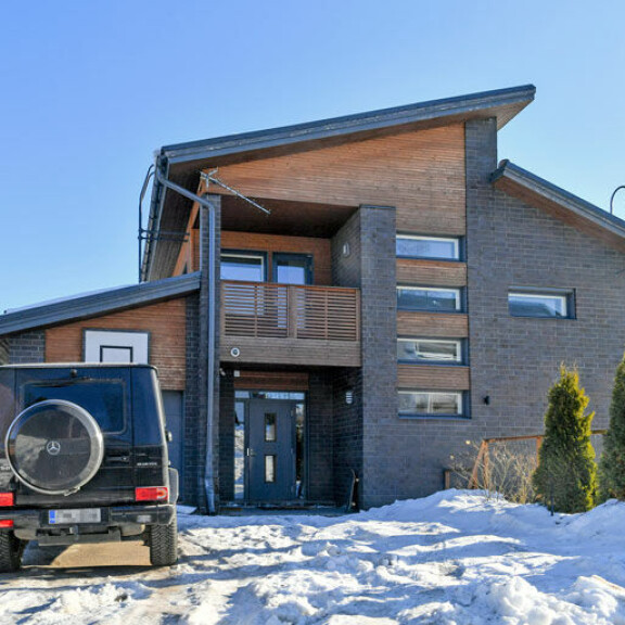 Kääk, Mikael Gabrielin kämppis ajoi Miklun autolla luksuskodin seinää päin – katso kuvat talosta! Mikael Gabrielin talo ja auto.