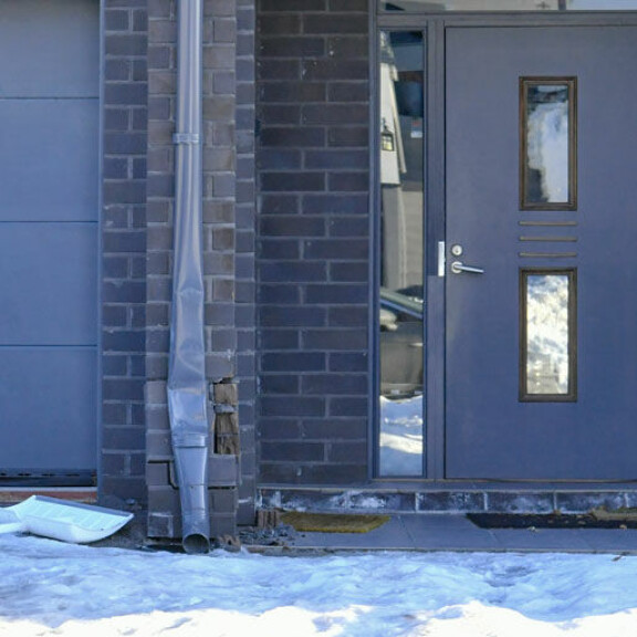 Kääk, Mikael Gabrielin kämppis ajoi Miklun autolla luksuskodin seinää päin – katso kuvat talosta! Mikael Gabrielin talo.