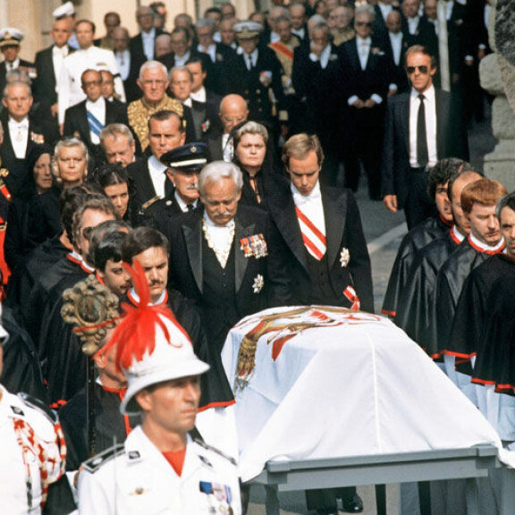 Grace-äidin kuolema mursi Albertin sydämen. – Äidin ja pojan suhde on aina erityinen, Albert on todennut. Grace-äidin kuolema mursi Albertin sydämen. – Äidin ja pojan suhde on aina erityinen, Albert on todennut.