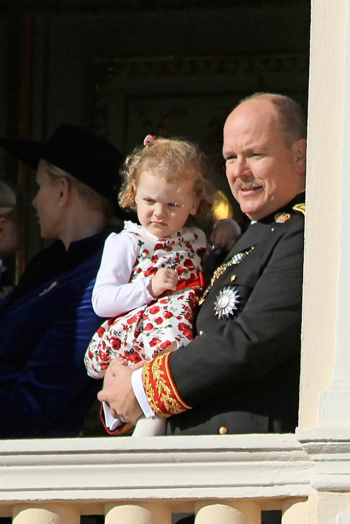 Albert on myöntänyt, että lapset työllistävät isäänsä paljon. Albert on myöntänyt, että lapset työllistävät isäänsä paljon.