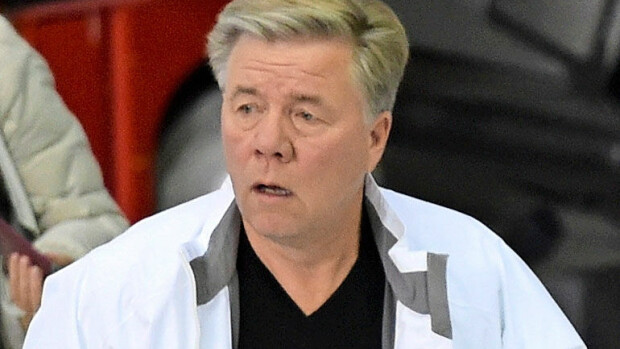 Näin Sunny Car Center -liikemies Markku Ritaluoma purki paineita kotirannallaan käräjien jälkeen – katso paparazzikuva! Markku Ritaluoma tallusteli rannalla.