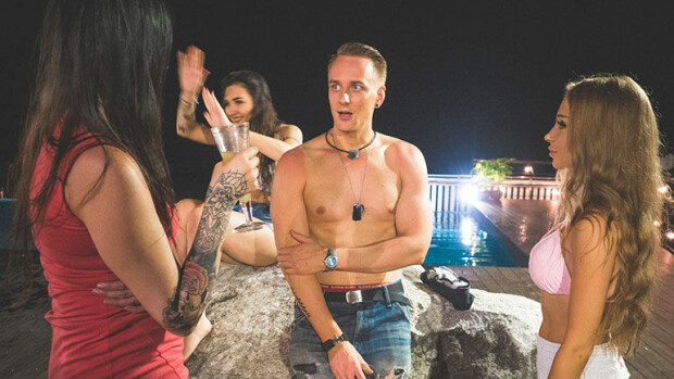 Kohuttu Temptation Island -Elias avaa seksimieltymyksiään - hapenpuute ja kevyitä peitettäviä jälkiä: 'Epätoivoisesti itkevä nainen, siinä on jotain!' tis-elias