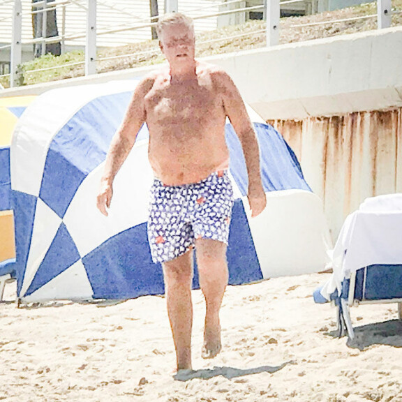 Näin Sunny Car Center -liikemies Markku Ritaluoma purki paineita kotirannallaan käräjien jälkeen – katso paparazzikuva! Markku Ritaluoma rannalla.