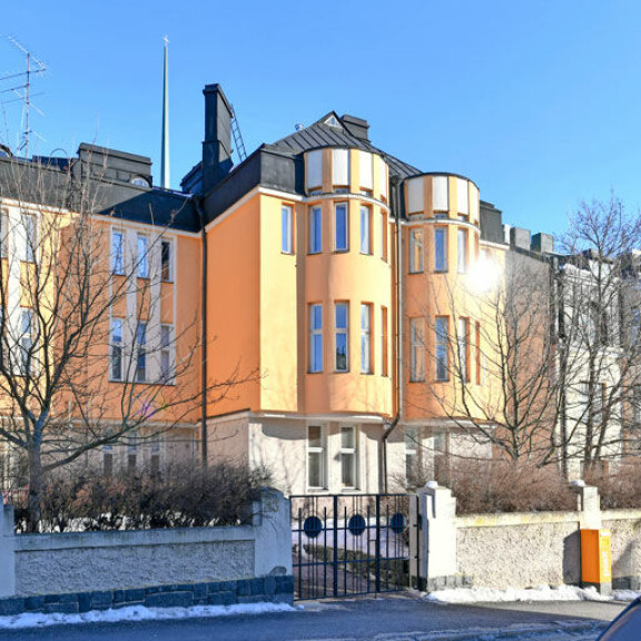 Anne Kukkohovin uusi koti sijaitsee vanhassa arvotalossa, entisen asunnon lähistöllä. Lukaali on Helsingin arvokkaimmalla alueella. Anne Kukkohovin uusi koti sijaitsee vanhassa arvotalossa, entisen asunnon lähistöllä. Lukaali on Helsingin arvokkaimmalla alueella.