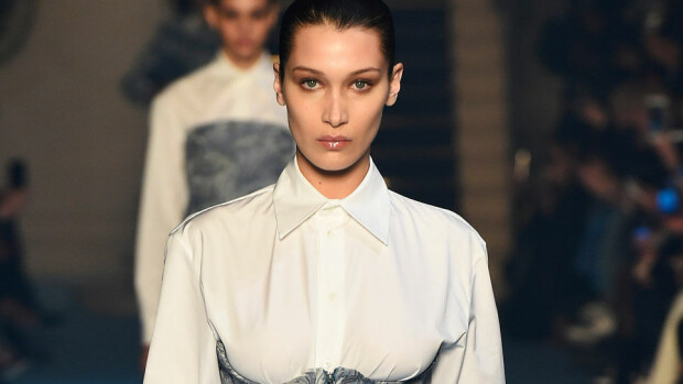 Huh, Bella Hadid julkaisi melkoisen lomakuvan: mallikaunottaret juoksivat mereen rinnat paljaina - kuva! Bella Hadid
