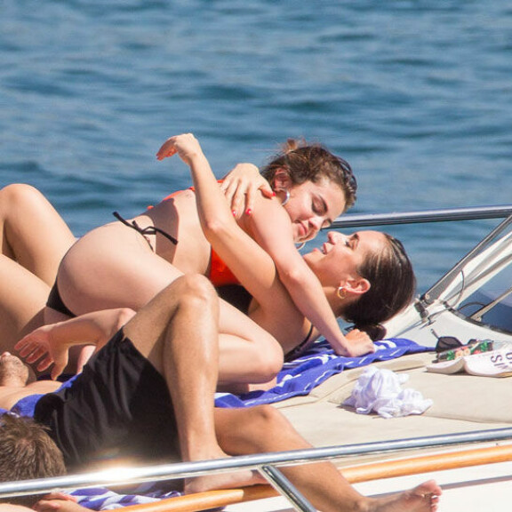 Bikinihottis Selena Gomez muhinoi ensin naisen kanssa – seuraavaksi kuherteli miehen kainalossa! Kuumat kuvat! Selena Gomez muhinoi jahdin kannella.