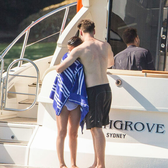 Bikinihottis Selena Gomez muhinoi ensin naisen kanssa – seuraavaksi kuherteli miehen kainalossa! Kuumat kuvat! Selena Gomez kuherteli miehen kainalossa.
